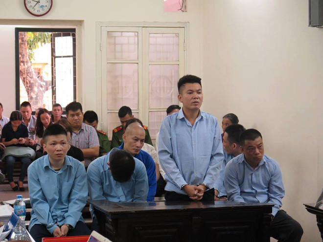 Người đàn ông xả súng AK bắn chết lễ tân khách sạn, ra tòa trình báo... bị tâm thần 1 Người đàn ông xả súng AK bắn chết lễ tân khách sạn, ra tòa trình báo... bị tâm thần 1