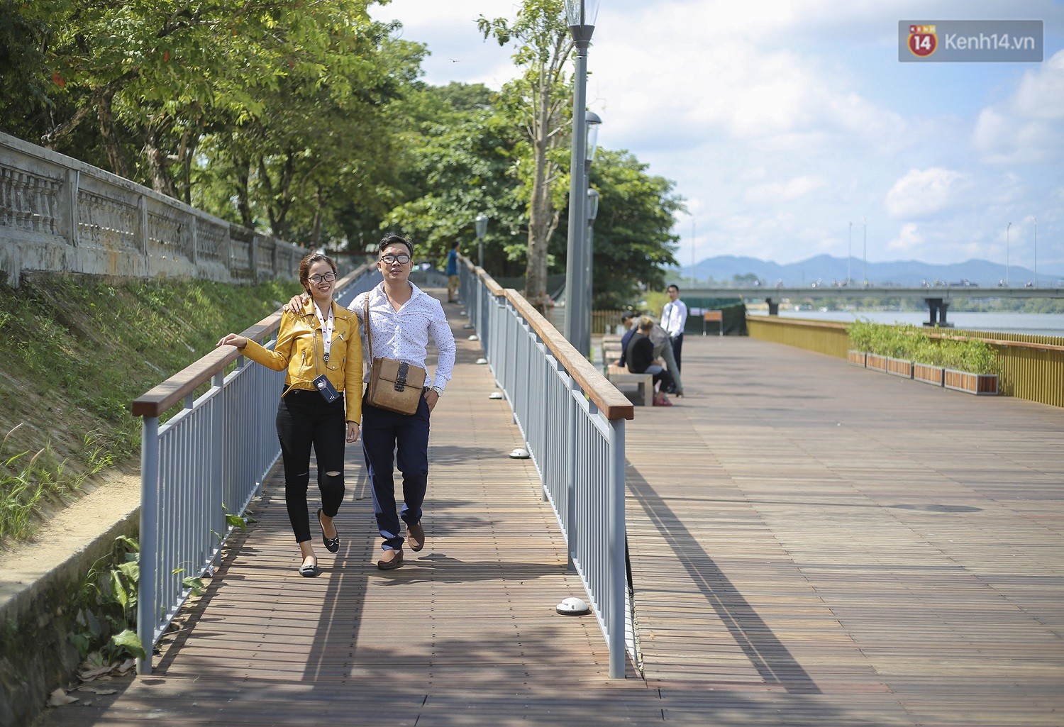 Cầu đi bộ lát gỗ lim 64 tỷ trên sông Hương trở thành địa điểm hot nhất ở Huế dù chưa khánh thành - Ảnh 10.