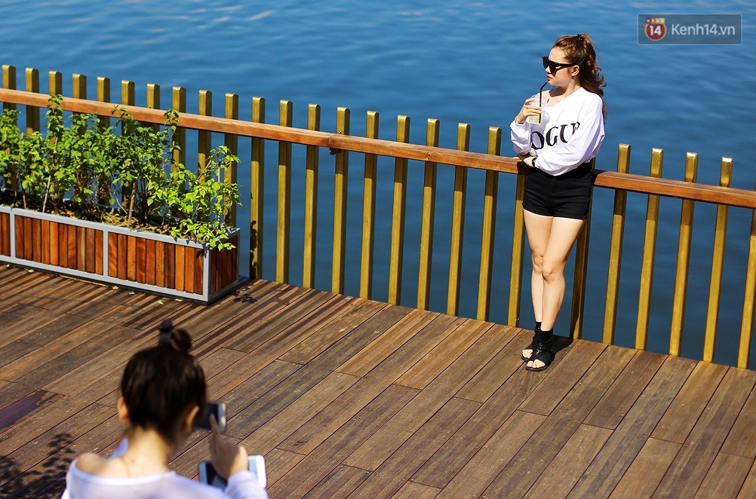 Cầu đi bộ lát gỗ lim 64 tỷ trên sông Hương trở thành địa điểm hot nhất ở Huế dù chưa khánh thành - Ảnh 15.