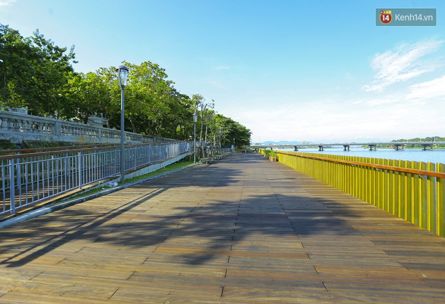 Cầu đi bộ lát gỗ lim 64 tỷ trên sông Hương trở thành địa điểm hot nhất ở Huế dù chưa khánh thành - Ảnh 3.