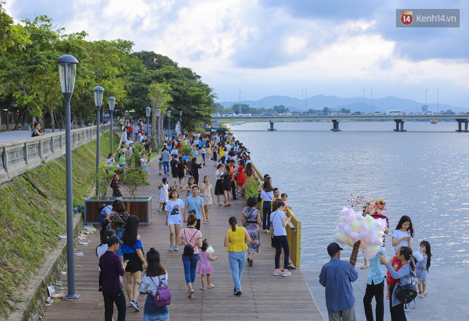 Cầu đi bộ lát gỗ lim 64 tỷ trên sông Hương trở thành địa điểm hot nhất ở Huế dù chưa khánh thành - Ảnh 14.