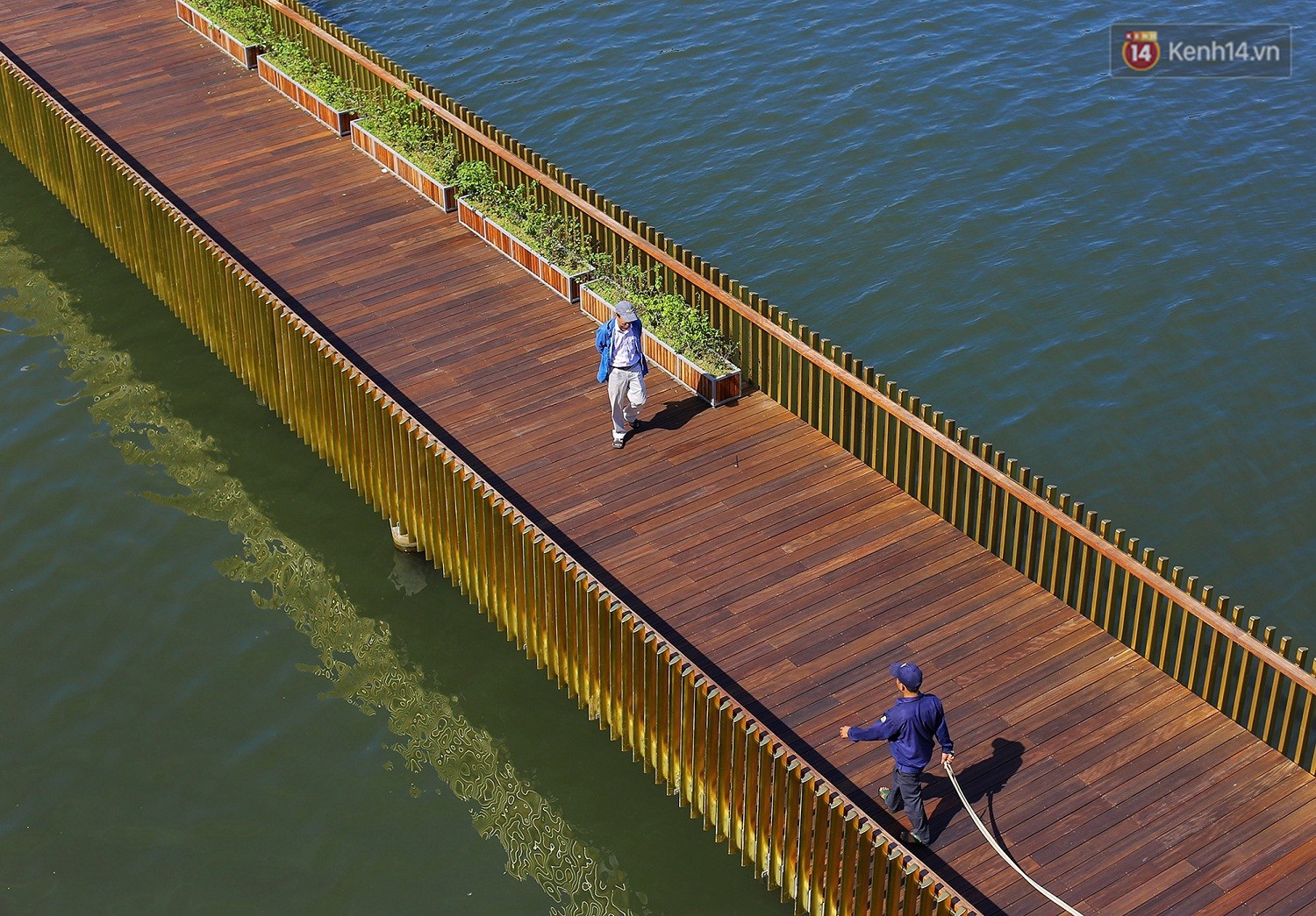 Cầu đi bộ lát gỗ lim 64 tỷ trên sông Hương trở thành địa điểm hot nhất ở Huế dù chưa khánh thành - Ảnh 12.