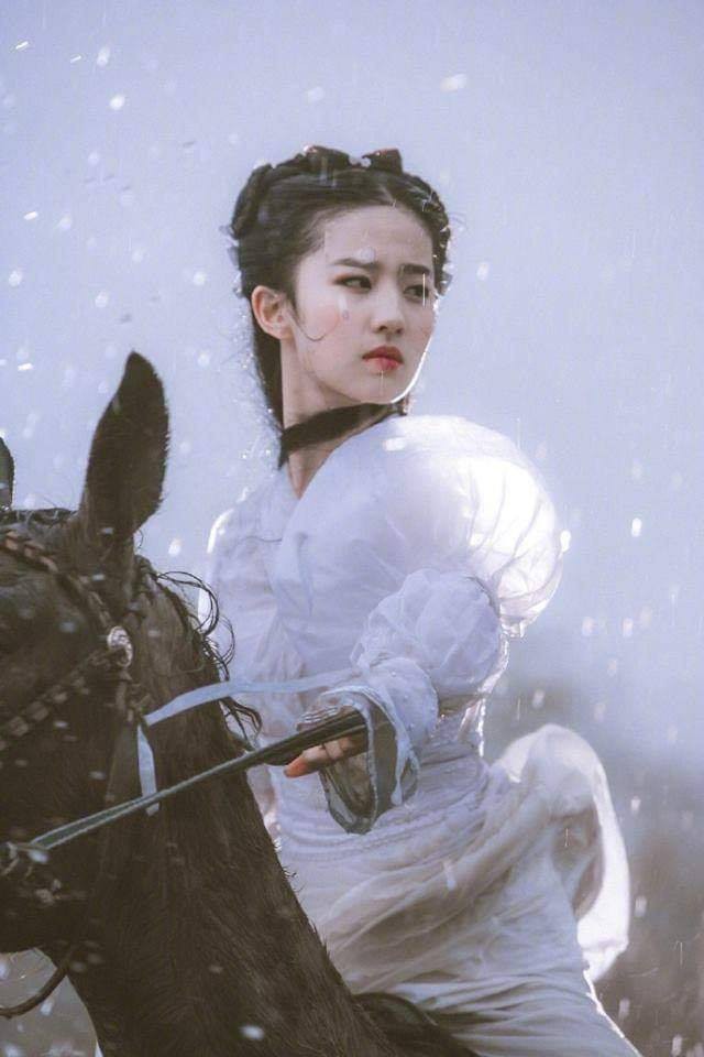 Bộ ảnh Tiểu Long Nữ cách đây 12 năm của Lưu Diệc Phi bất ngờ hot trở lại sau khi được photoshop lung linh - Ảnh 1.