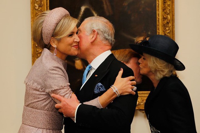 Vừa tái xuất bên cạnh chồng, bà Camilla phải 'muối mặt' vì lỗi ngớ ngẩn này khi gặp khách quý 3