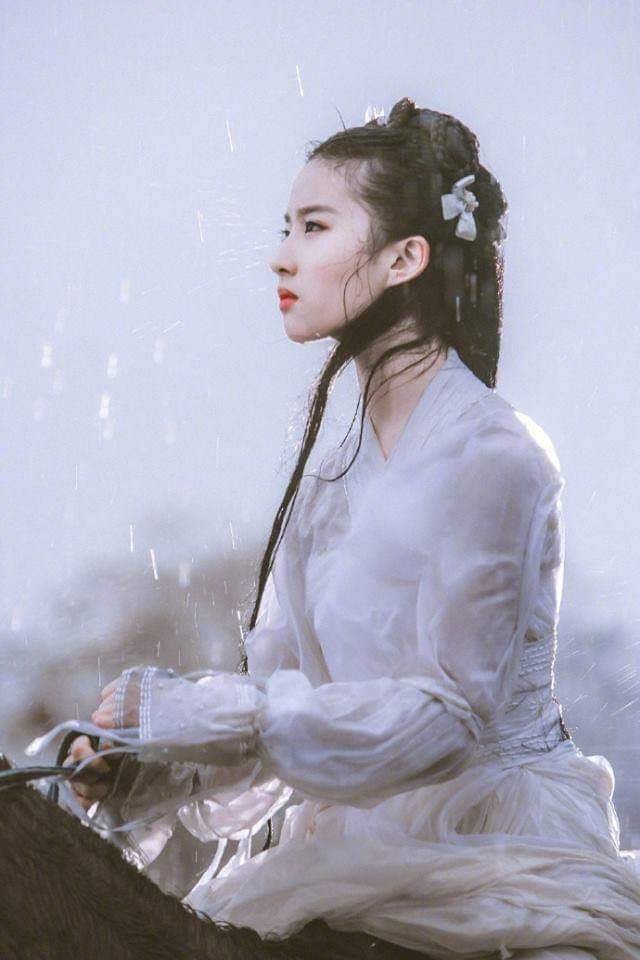 Bộ ảnh Tiểu Long Nữ cách đây 12 năm của Lưu Diệc Phi bất ngờ hot trở lại sau khi được photoshop lung linh - Ảnh 3.