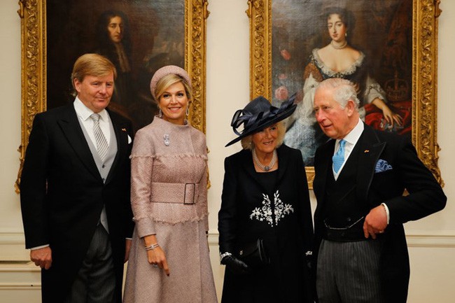 Vừa tái xuất bên cạnh chồng, bà Camilla phải 'muối mặt' vì lỗi ngớ ngẩn này khi gặp khách quý 4