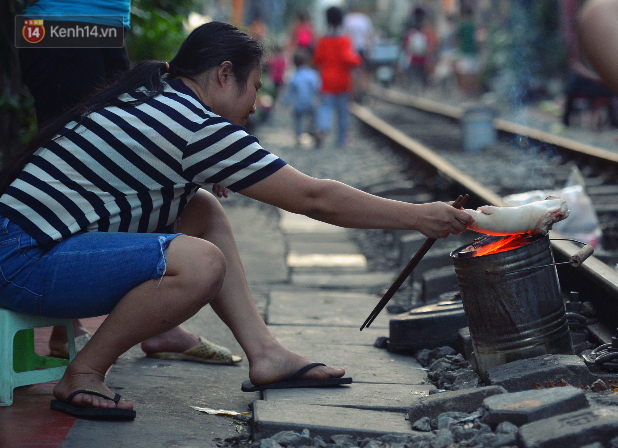 Chẳng cần đến Đài Loan, ngay Hà Nội cũng có một xóm đường tàu bình dị và đẹp đẽ không kém làng cổ Thập Phần - Ảnh 8.