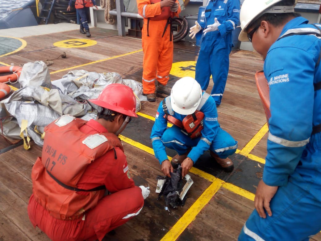 Lực lượng cứu hộ Indonesia đã tìm thấy máy bay chở 188 người rơi xuống biển gãy làm đôi - Ảnh 5.