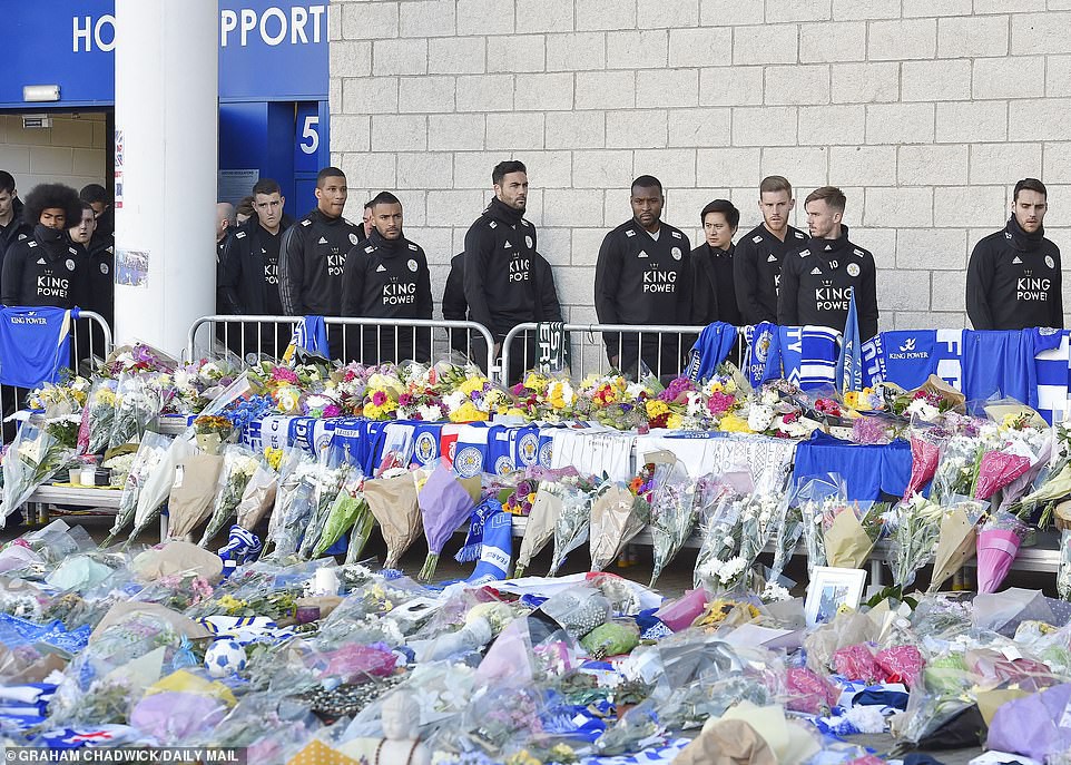 Cầu thủ Leicester chết lặng trước khu tưởng niệm Chủ tịch Vichai - Ảnh 5.