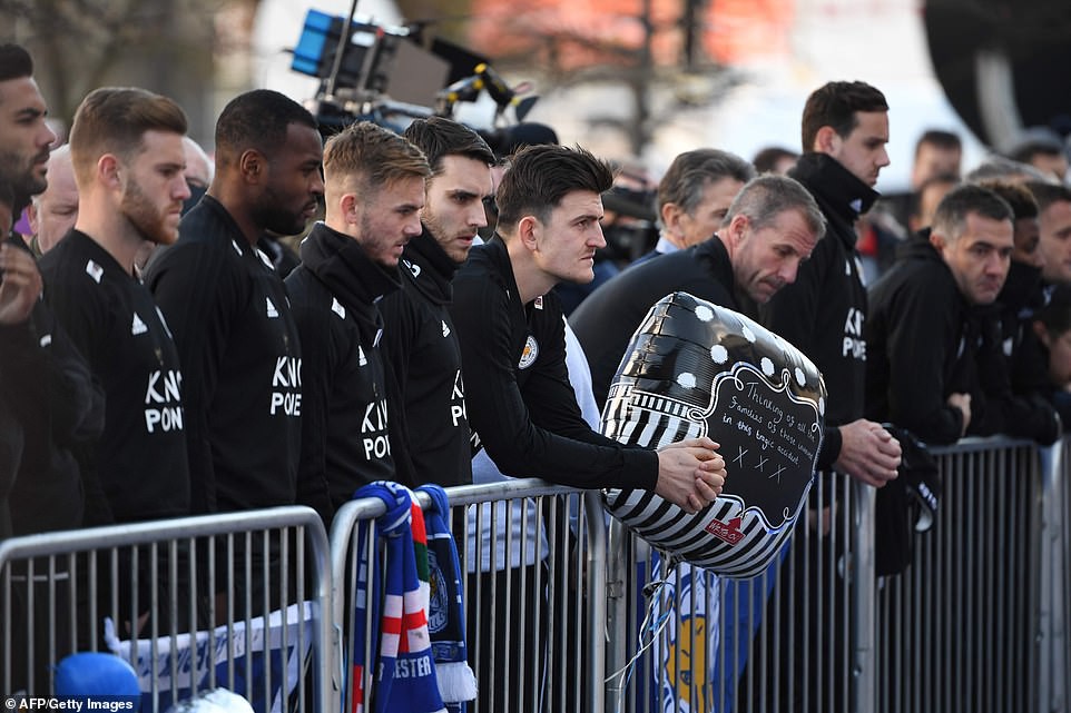Tập thể cầu thủ Leicester đứng chết lặng trước khu tưởng niệm vị Chủ tịch quá cố - Ảnh 12.