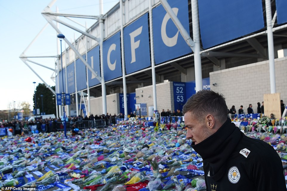 Tập thể cầu thủ Leicester đứng chết lặng trước khu tưởng niệm vị Chủ tịch quá cố - Ảnh 6.