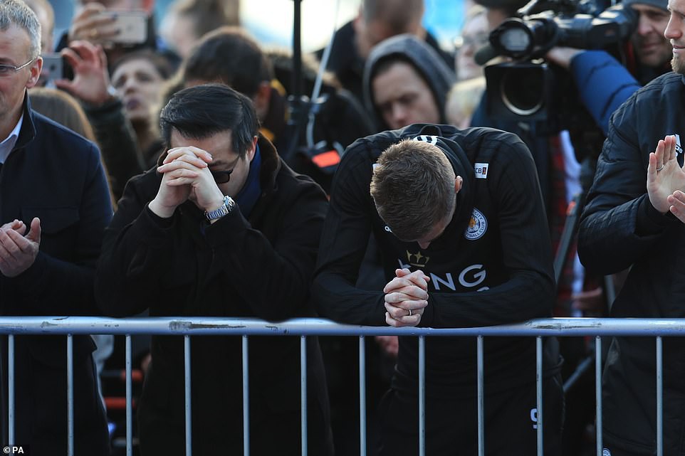 Tập thể cầu thủ Leicester đứng chết lặng trước khu tưởng niệm vị Chủ tịch quá cố - Ảnh 11.