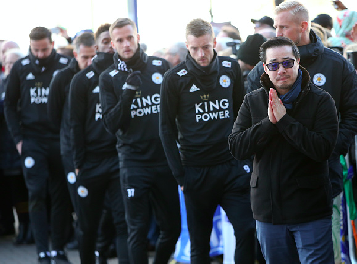 Cầu thủ Leicester chết lặng trước khu tưởng niệm Chủ tịch Vichai - Ảnh 3.