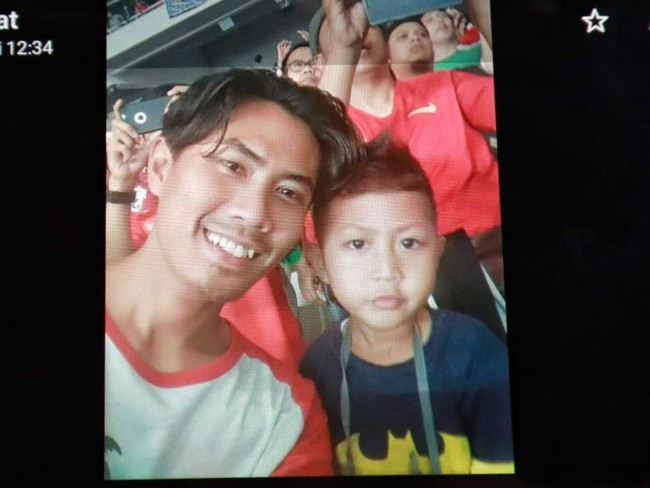 Rơi máy bay Indonesia: Xót xa bức ảnh nụ cười cuối cùng của hai bố con đi xem bóng đá, vĩnh viễn không trở về - Ảnh 2.