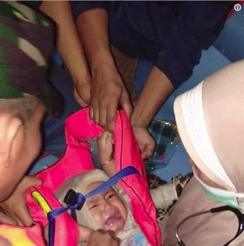 Thực hư về bức ảnh em bé sống sót trên chuyến bay tử thần Lion Air JT 610 được chia sẻ chóng mặt trên mạng - Ảnh 1.