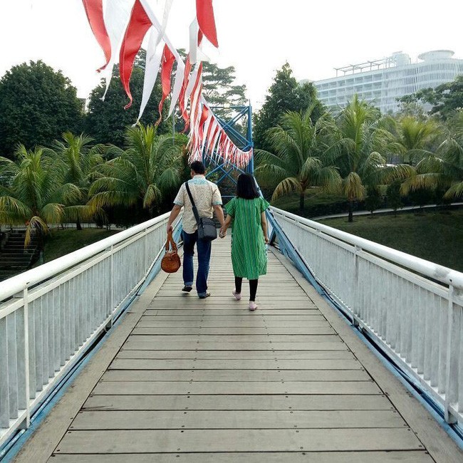 Bức hình ám ảnh gây xúc động mạnh trong tai nạn máy bay rơi ở Indonesia: Đôi vợ chồng nắm tay nhau đi đến thiên đường 4 Bức hình ám ảnh gây xúc động mạnh trong tai nạn máy bay rơi ở Indonesia: Đôi vợ chồng nắm tay nhau đi đến thiên đường 4