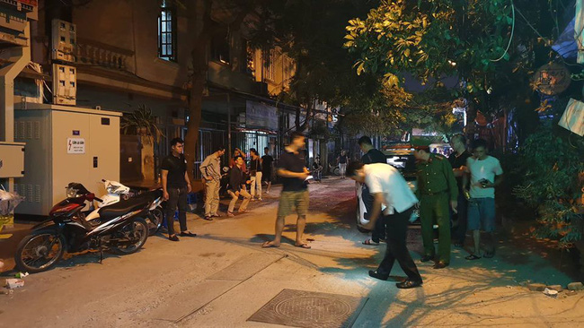 Hà Nội: Người dân kể lại giây phút tài xế Mazda rút súng bắn rồi đánh và lái xe chèn qua nạn nhân - Ảnh 4. Hà Nội: Người dân kể lại giây phút tài xế Mazda rút súng bắn rồi đánh và lái xe chèn qua nạn nhân 4
