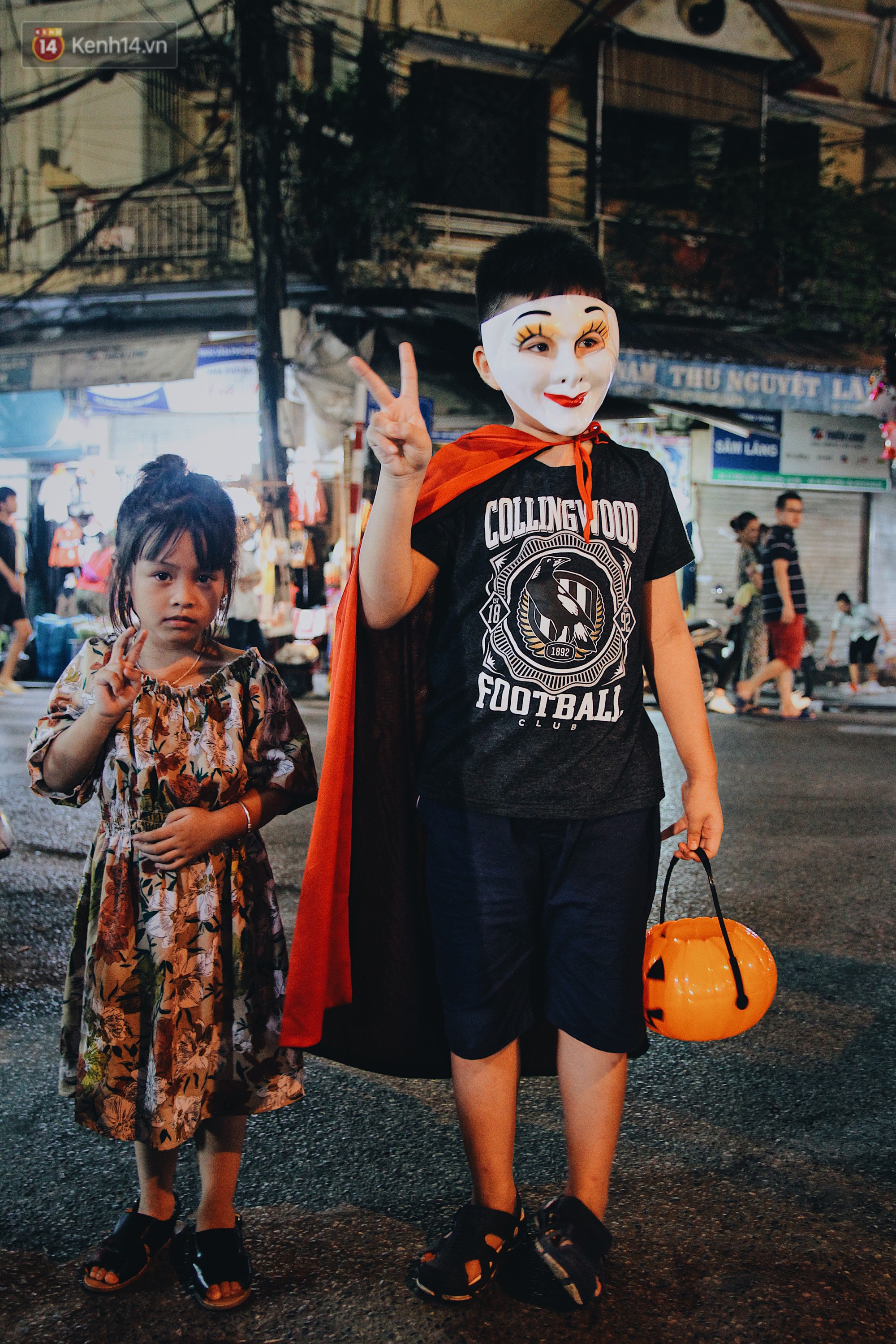 Bố mẹ đưa con trẻ lên phố Hàng Mã sắm đồ dịp Halloween, không quên dặn: Ngày mai đến lớp nhớ... hù các bạn! - Ảnh 8.
