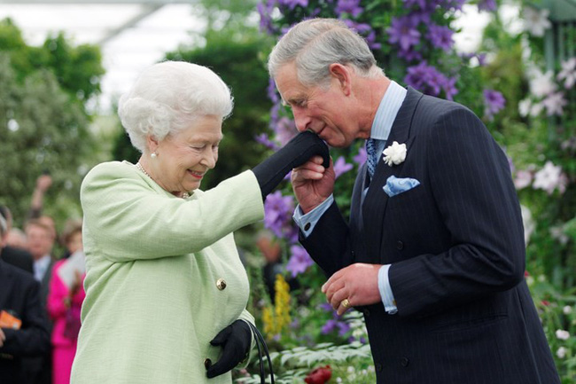 Người hâm mộ dậy sóng trước tin Nữ hoàng Anh ngầm chuyển giao quyền lực cho Charles, bà Camilla sẽ lên ngôi hoàng hậu 1