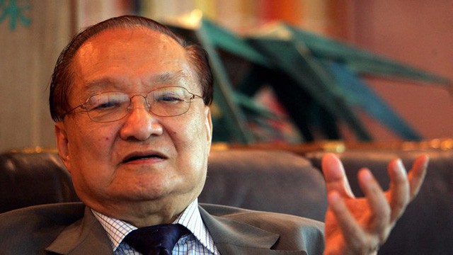 Cuộc đời đẫm bi kịch của tác gia võ hiệp Kim Dung: Vợ phản bội, con trai tự sát ở tuổi 19 5 Cuộc đời đẫm bi kịch của tác gia võ hiệp Kim Dung: Vợ phản bội, con trai tự sát ở tuổi 19 5