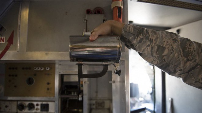Không quân Mỹ vẫn không thể giải thích vì sao họ chi tới 7 tỷ cho cốc uống cà phê của phi công - Ảnh 1.