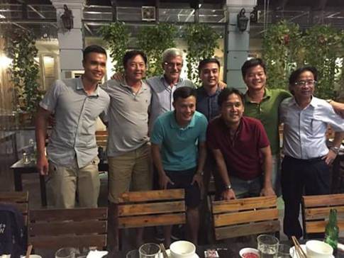 “Vị thánh sống” từng giúp ĐT Việt Nam lên ngôi AFF Cup 2008 giờ đang làm gì? - Ảnh 5. “Vị thánh sống” từng giúp ĐT Việt Nam lên ngôi AFF Cup 2008 giờ đang làm gì? 5