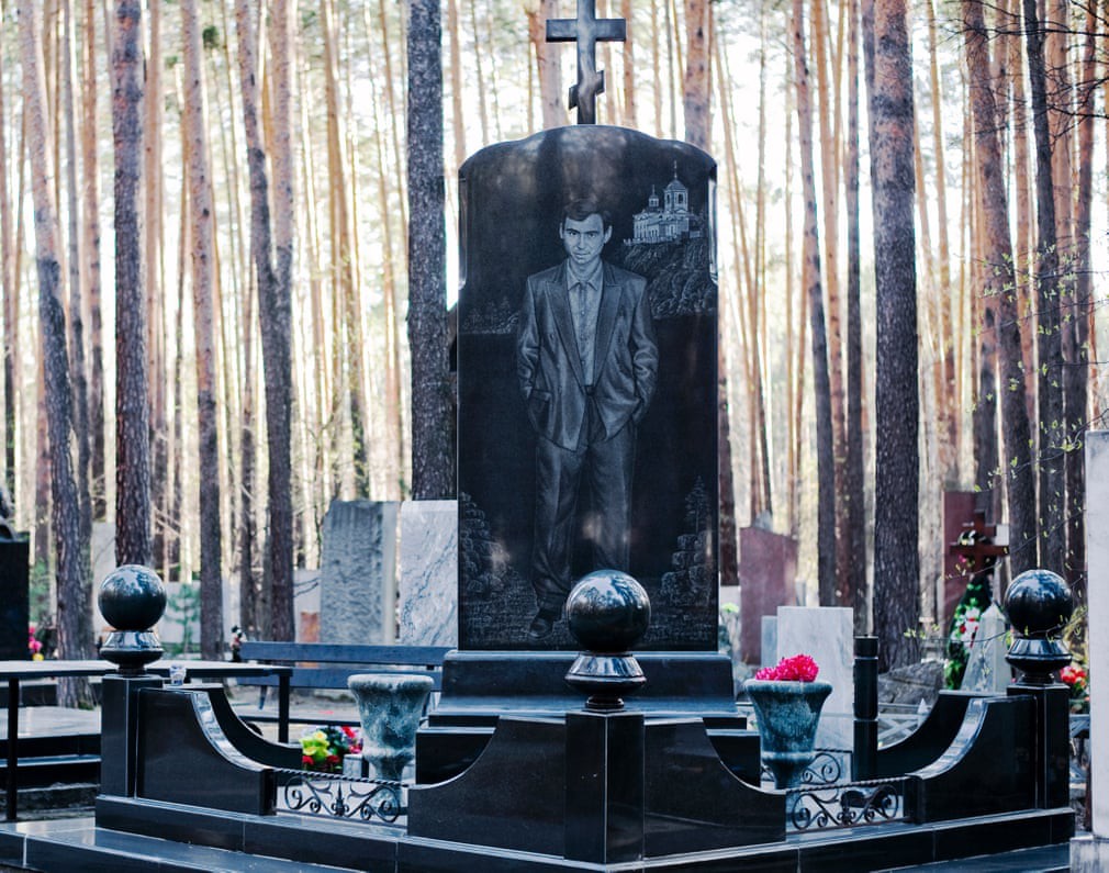 Nghĩa trang mafia tại Nga: Bia mộ chạm khắc toàn thân to như người thật, nhà lầu xe hơi cũng có luôn - Ảnh 8.