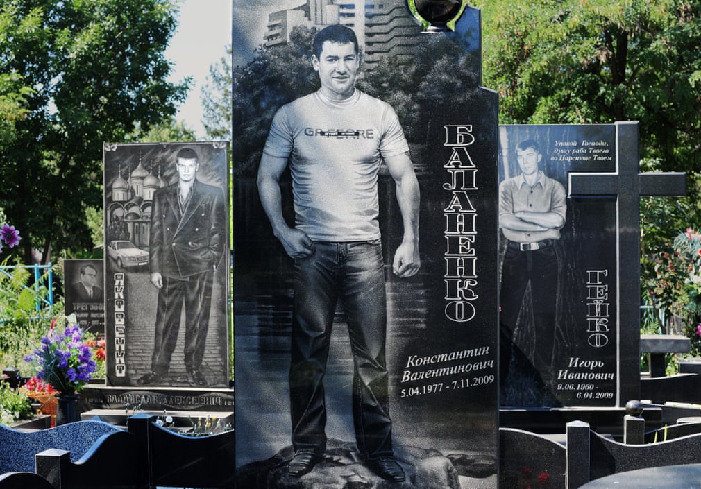 Nghĩa trang mafia tại Nga: Bia mộ chạm khắc toàn thân to như người thật, nhà lầu xe hơi cũng có luôn - Ảnh 11.