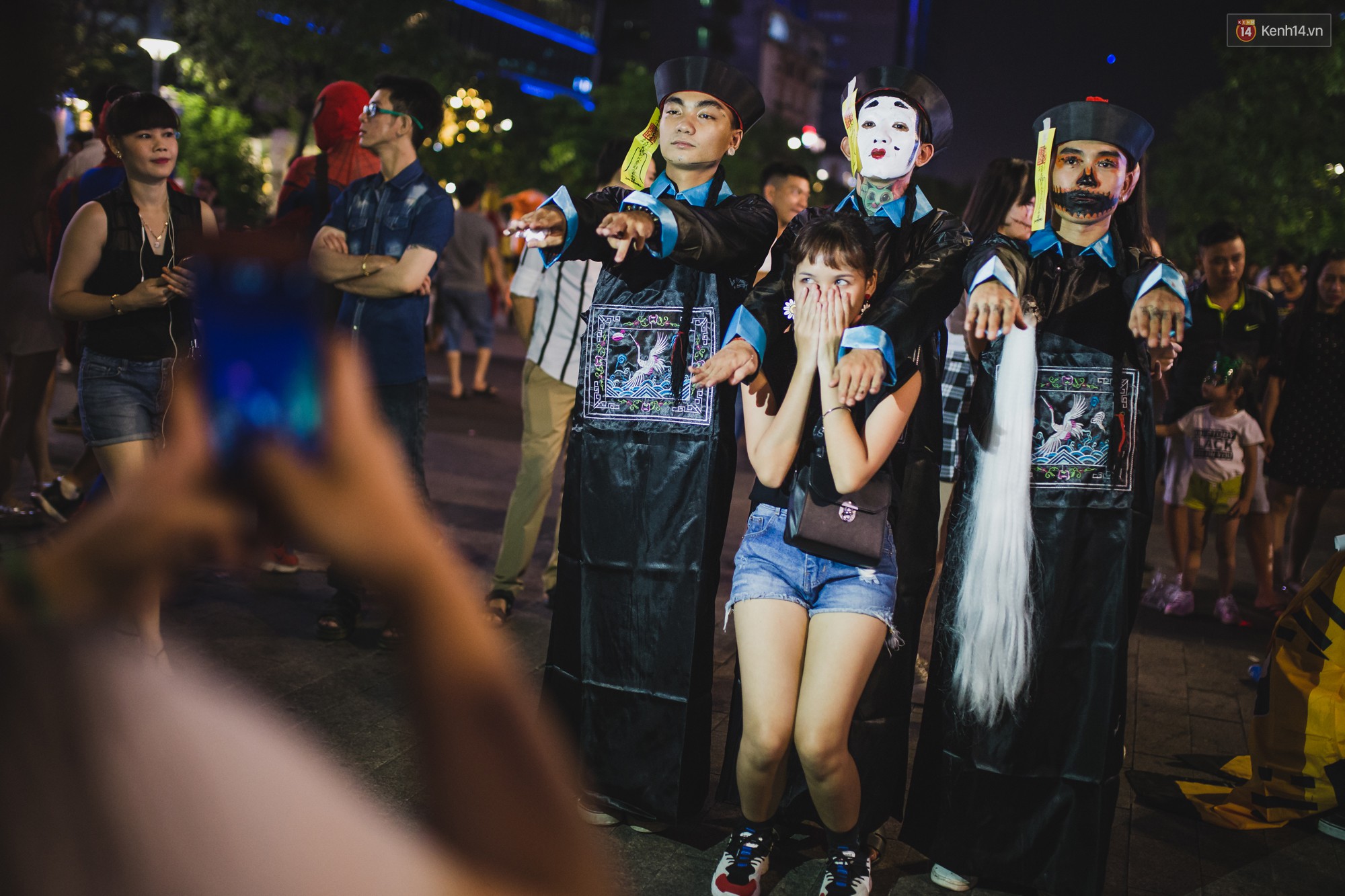 Hà Nội và Sài Gòn tràn ngập ma quỷ đêm Halloween: Từ cương thi, vô diện đến phù thủy tưng bừng xuống phố - Ảnh 11.