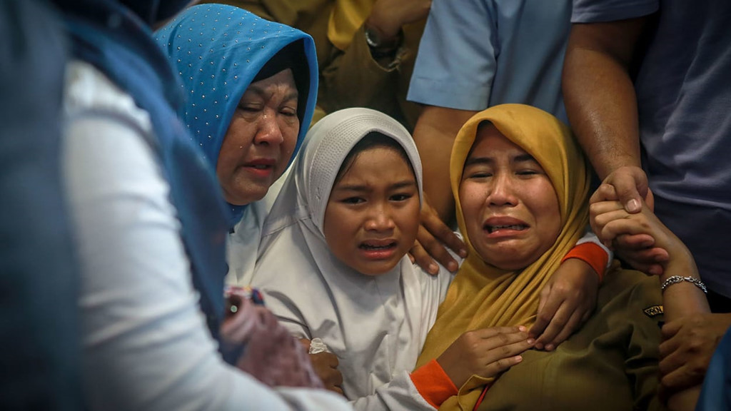 Xác định được danh tính nạn nhân đầu tiên trong vụ máy bay rơi ở Indonesia 1