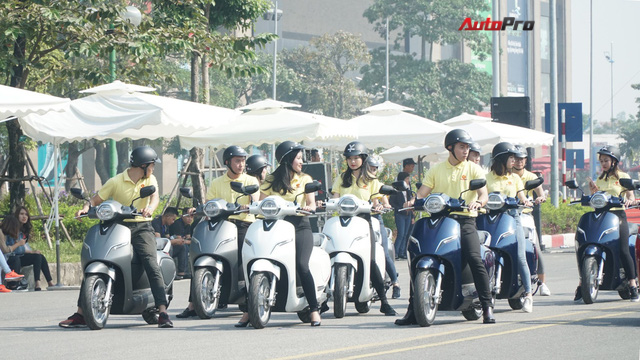 Loạt xe máy điện thông minh VinFast chạy thử tại Hà Nội ngay sau khi ra mắt - Ảnh 2.