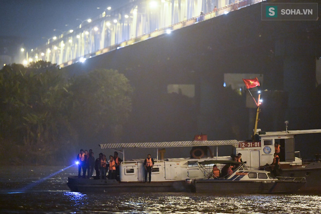 Toàn cảnh vụ trục vớt 2 nạn nhân trong xe sang Mercedes lao xuống sông Hồng - Ảnh 1.