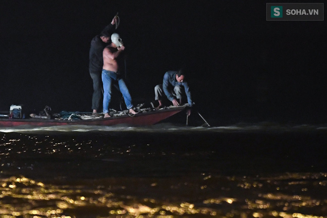 Toàn cảnh vụ trục vớt 2 nạn nhân trong xe sang Mercedes lao xuống sông Hồng - Ảnh 4.