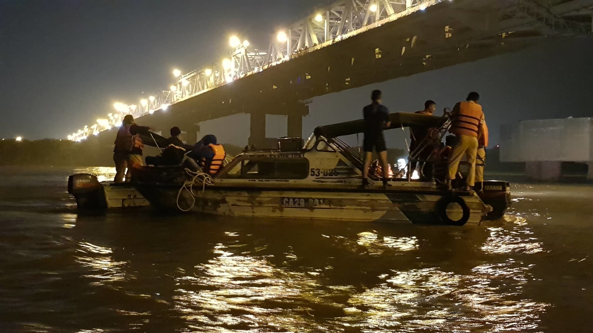 Xác định danh tính chủ xe Mercedes rơi từ cầu Chương Dương xuống sông Hồng 1