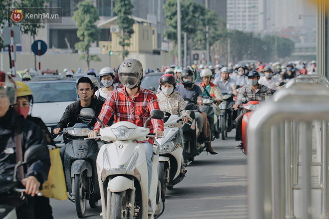 Hàng trăm người dắt xe máy ngược chiều trên vỉa hè: Dù biết là sai và đẩy như vậy mệt lắm nhưng cực chẳng đã... - Ảnh 1.