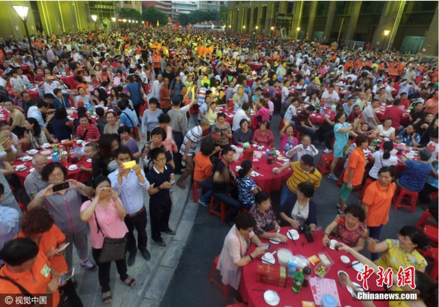 Đám cưới siêu khổng lồ tại Trung Quốc: Hàng nghìn bàn tiệc nhuộm đỏ một con phố dài cả cây số! - Ảnh 6.