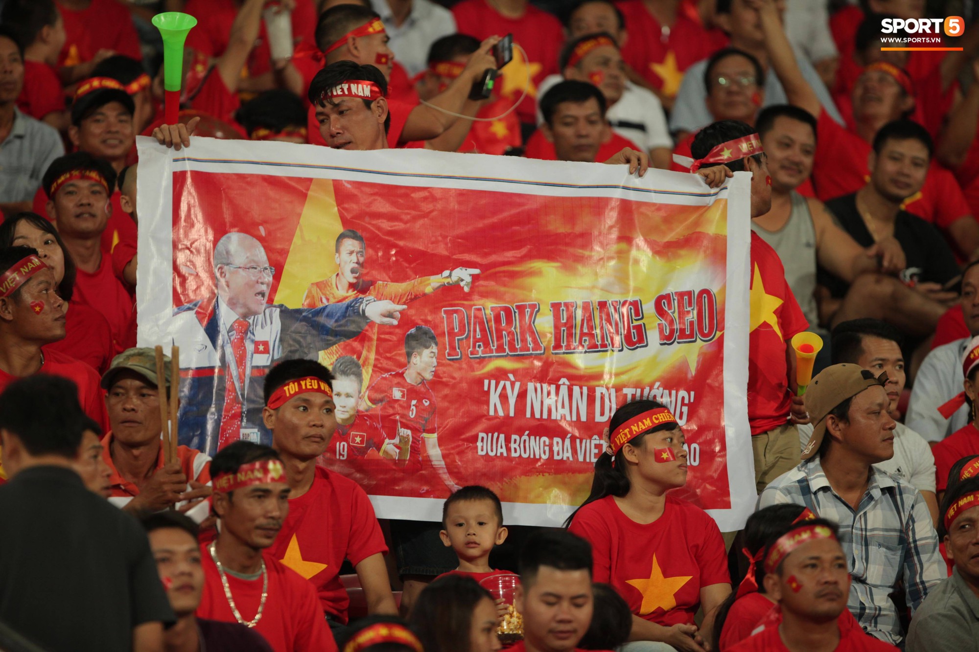 Đây mới là lý do khiến cầu thủ Lào chạnh lòng sau trận thua Việt Nam ở AFF Cup 2018 - ảnh 8 Đây mới là lý do khiến cầu thủ Lào chạnh lòng sau trận thua Việt Nam ở AFF Cup 2018 - Ảnh 9.