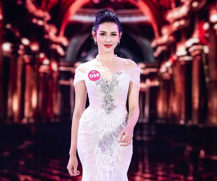 Clip: Thùy Tiên gặp sự cố suýt vấp ngã tại chung kết Hoa hậu Quốc tế 2018 - ảnh 3 Hình ảnh Clip: Thùy Tiên gặp sự cố suýt vấp ngã tại chung kết Hoa hậu Quốc tế 2018 số 3