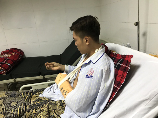 Vụ tài xế ô tô bị chặt tay: Người đi xe máy dựng xe chặn đầu rồi gọi người đến đánh - Ảnh 1. Vụ tài xế ô tô bị chặt tay: 'Người đi xe máy dựng xe chặn đầu rồi gọi người đến đánh' 2