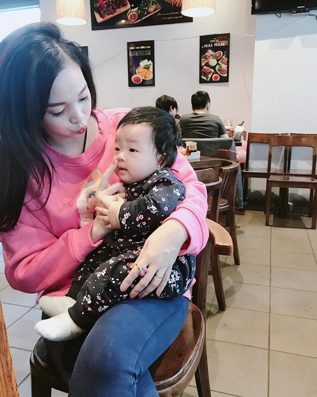 Khoe vóc dáng cực chuẩn sau 6 tháng sinh em bé thứ 2, hot mom Ngọc Mon nhận được cơn mưa lời khen từ MXH - Ảnh 6.