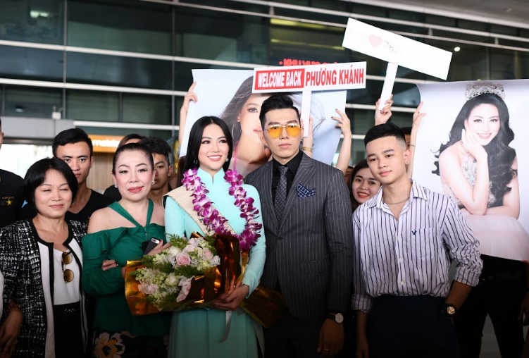 Tân Hoa hậu Trái Đất 2018 Nguyễn Phương Khánh ôm chặt người mẹ quyền lực tại sân bay ngày về nước 4