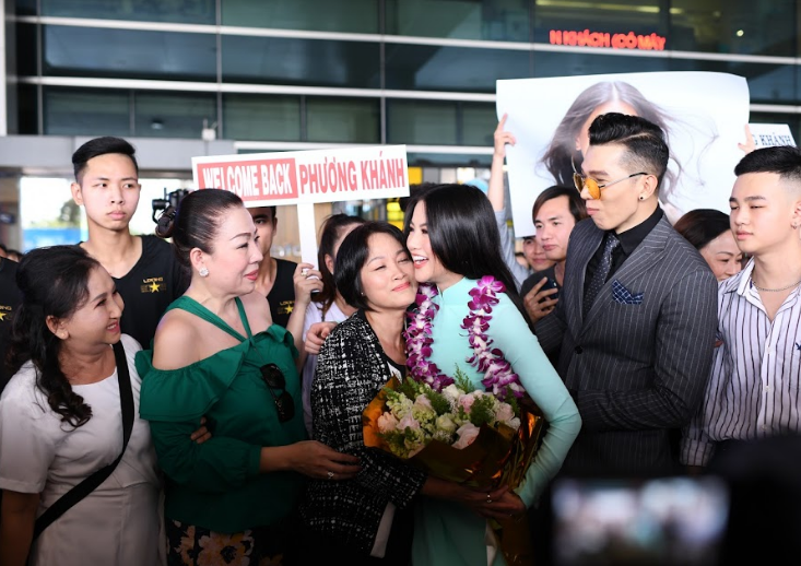 Tân Hoa hậu Trái Đất 2018 Nguyễn Phương Khánh ôm chặt người mẹ quyền lực tại sân bay ngày về nước 5