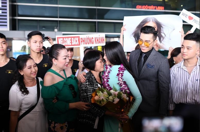 Tân Hoa hậu Trái Đất 2018 Nguyễn Phương Khánh ôm chặt người mẹ quyền lực tại sân bay ngày về nước 6