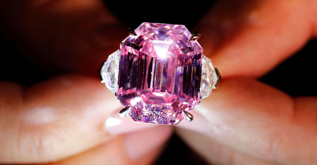 Cận cảnh viên kim cương hồng hiếm có gần 1,2 tỷ đồng 1