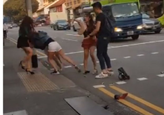 Hai cô gái chửi bới, lao vào đánh nhau, lột quần áo giữa phố 2