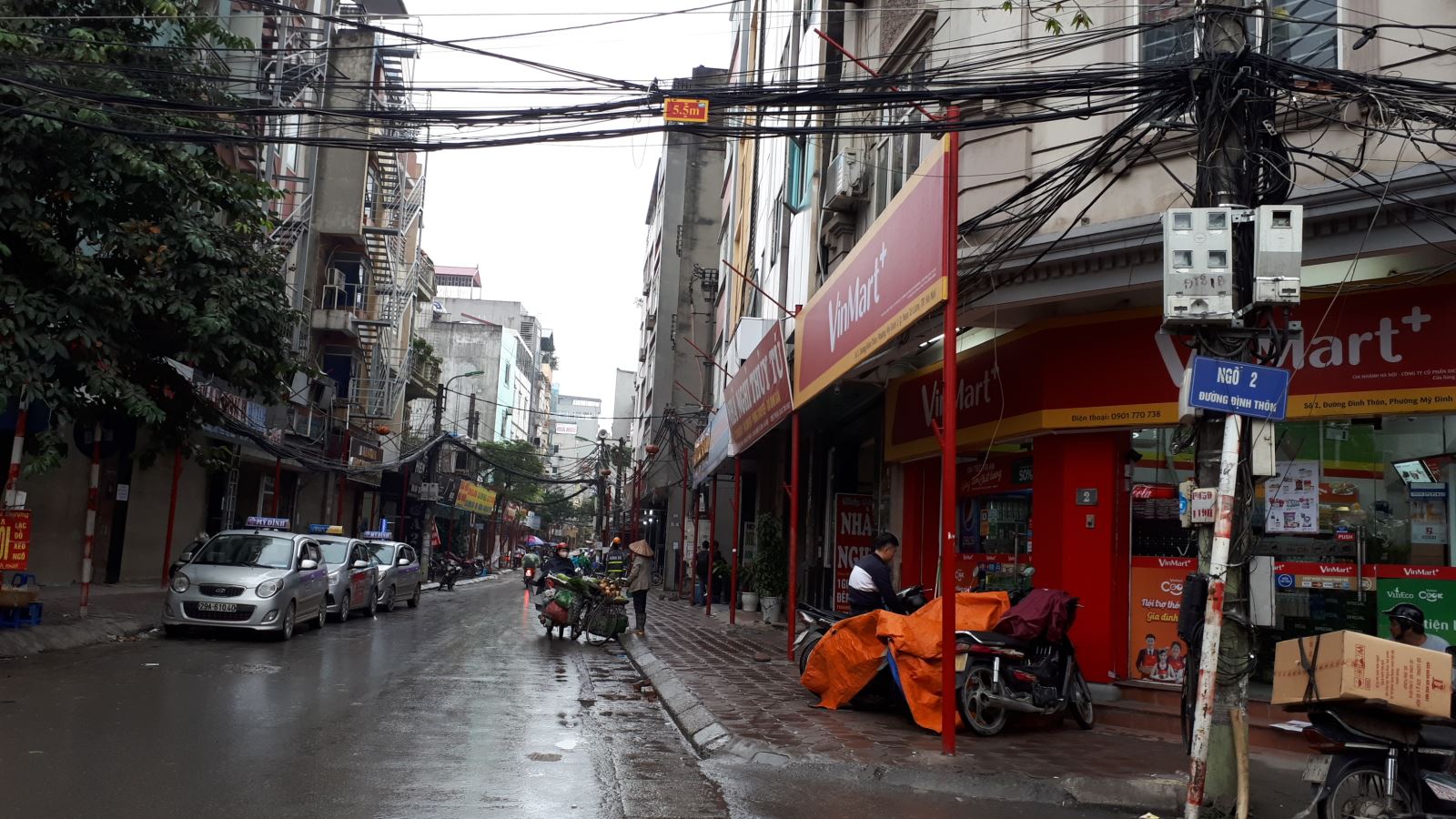 Lạ mắt với hàng cột, biển ‘đồng phục’ tại tuyến phố kiểu mẫu thứ 2 của Hà Nội - Ảnh 2.