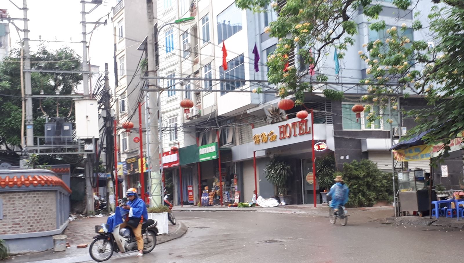 Lạ mắt với hàng cột, biển ‘đồng phục’ tại tuyến phố kiểu mẫu thứ 2 của Hà Nội - Ảnh 9. Lạ mắt với hàng cột, biển 'đồng phục' tại tuyến phố kiểu mẫu thứ 2 của Hà Nội 9