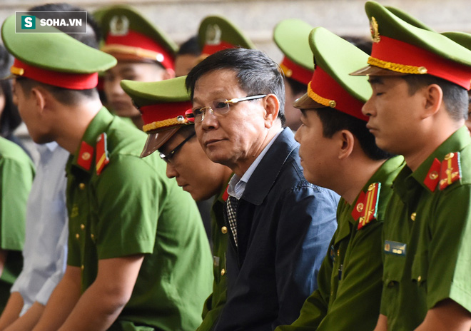 Cựu tướng Phan Văn Vĩnh liên tục bóp trán, lộ vẻ mệt mỏi trước phút khai nhầm - Ảnh 5. Cựu tướng Phan Văn Vĩnh liên tục bóp trán, lộ vẻ mệt mỏi trước phút khai nhầm 4