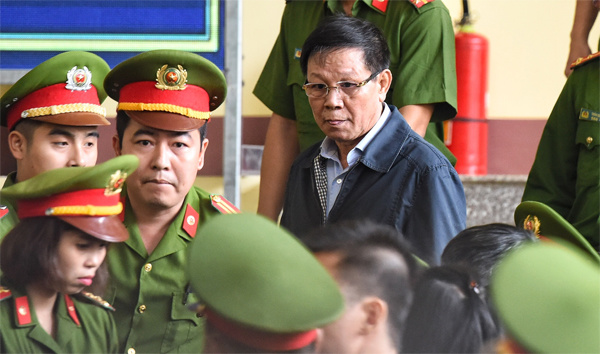 Sáng nay cựu Trung tướng Phan Văn Vĩnh cùng 91 đồng phạm hầu tòa 3