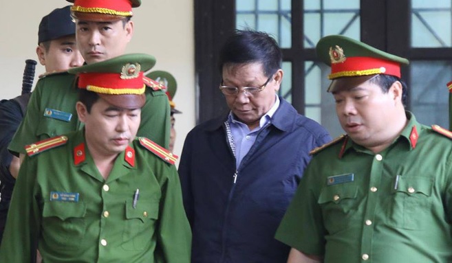 Sáng nay cựu Trung tướng Phan Văn Vĩnh cùng 91 đồng phạm hầu tòa 1